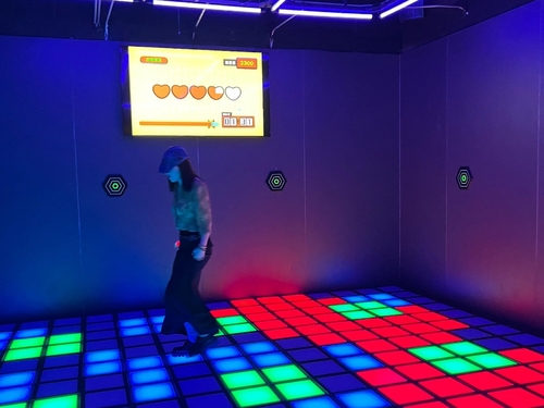 Neueste Unternehmensnachrichten über Dieses interaktive LED-Floor-Spiel wird dich an den Blocksturm hängen lassen. Du wirst nicht aufhören können!