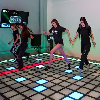 Guter Preis Jumping Grid LED Tanzfläche Fliesen Interaktives Spiel Für Vergnügungspark Online