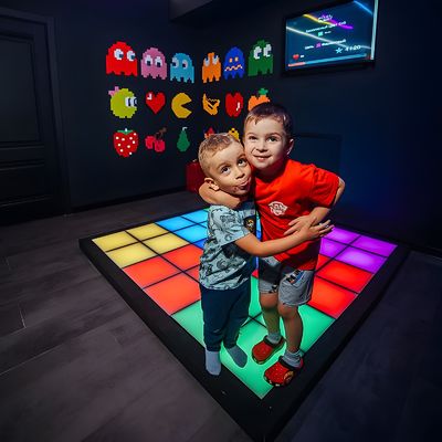 Guter Preis Interaktive Fußbodenfliesen LED-Sprunggitter Interaktives Spiel für Unterhaltung Online