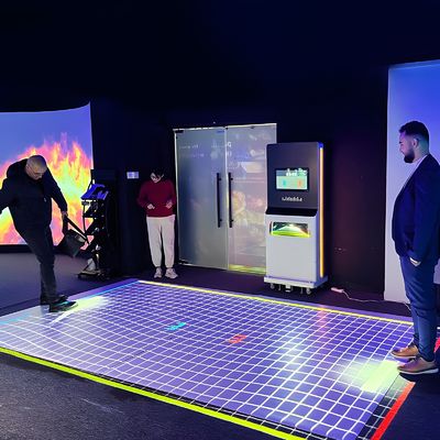 Guter Preis Das Fitnesscenter verfügt über einen mobilen interaktiven Fußbodenprojektor mit 5000lm All-in-One-Maschine. Online