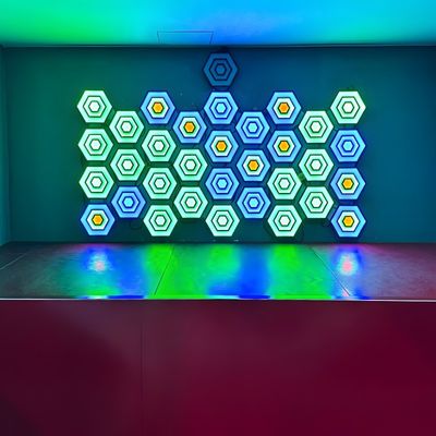 Guter Preis Neuer Active Game Room LED Sensor Induced Interaktives Licht Hexagon Aktivieren Spiele Arena Online