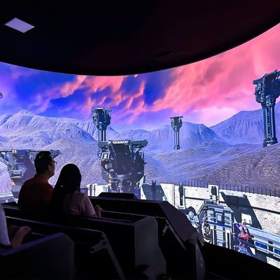 Guter Preis 180-Grad-Augen-Bogen-Bildschirm Immersive Motiom-Plattform Strecke Orbit Kino Online
