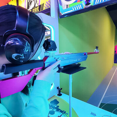 Guter Preis Rote Laser-Schießspiel-Simulator Indoor-Schießspiel-Maschine Münzbetriebene Erwachsene Immersive Schießspiel-Maschine Online