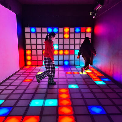 Qualität 30x30cm RGB Farbe Interaktiver LED-Boden mit 1000 Ebenen für Tanz und Spiele usine