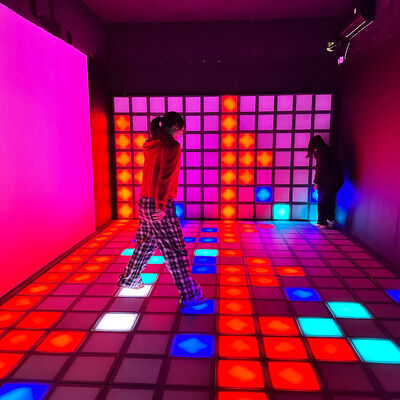 Guter Preis 30 x 30 cm großer, interaktiver RGB-LED-Boden mit über 1000 Ebenen für Spielzimmer und Tanzflächen Online