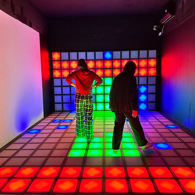 Qualität Interaktive LED-Tanzfläche mit 30x30cm Fliesengröße, RGB-Farbe und 1000+ Spielstufen für Kinder und Erwachsene usine