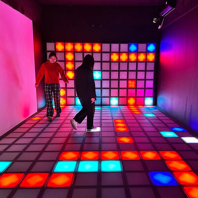 Guter Preis 30 x 30 cm großer, interaktiver LED-Boden mit RGB-Beleuchtung und Multiplayer-Spielmodi für Einkaufszentren und Spielplätze Online