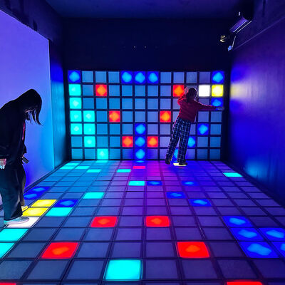 Guter Preis 2026 Neuer 30x30cm RGB Interaktiver LED-Boden mit Multiplayer Jump Challenge für kommerzielle Nutzung Online