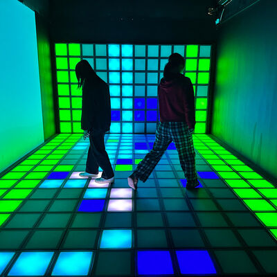 Qualität Interaktiver LED-Boden mit 30x30cm Fliesengröße RGB-Farbe und 1000+ Spielstufen für Spielräume usine