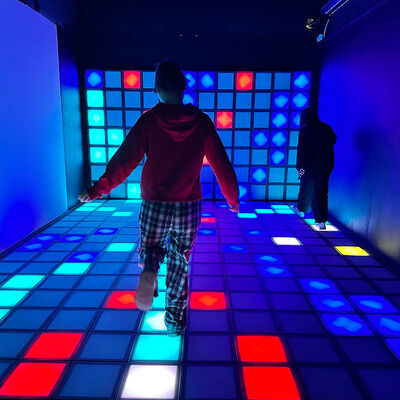 Qualität 30 x 30 cm großer interaktiver RGB-LED-Boden mit 1000 Ebenen für Kinder und Unterhaltung usine