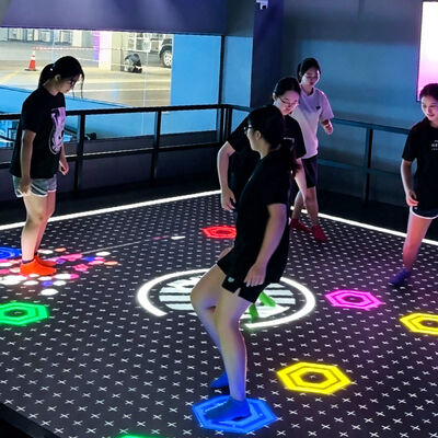Qualität Interaktives LED-Boden-Spiel mit Wand-Leaderboard und 6 beliebten Spielen für Echtzeit-Feedback usine