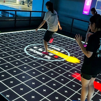 Qualität Premium interaktives LED-Boden-Gaming-System mit großem 6m*6m/7m*7m Bildschirm, 6 beliebten Spielen und Multiplayer-Unterstützung für kommerzielle Veranstaltungsorte usine
