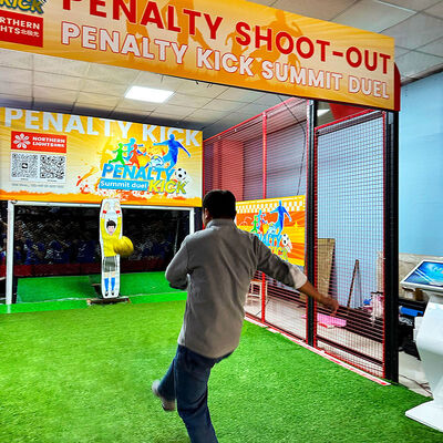 Qualität Anpassungsfähige Indoor-Football-Goal-Challenge-Spielmaschine mit hochfester Eisenrahmen für 1-4 Spieler usine