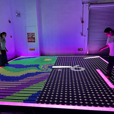 Qualität Aurora Motion Interaktives LED-Bodenspiel mit 8 Spielen, Konfigurationen von 5m*5m bis 7m*7m für Multiplayer-Teamkämpfe Fabrik