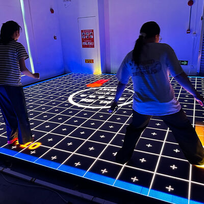 Qualität Interaktives LED-Bodenspielsystem mit 6 wählbaren Spielen, 86-Zoll-Großbildschirm und Multiplayer-Teamkampfmodi Fabrik