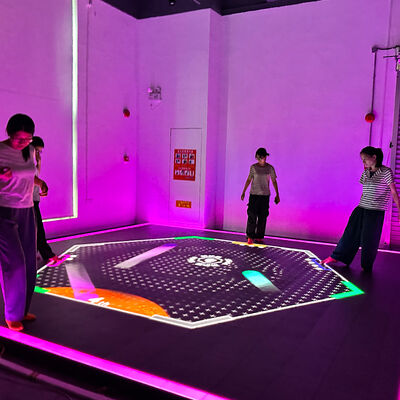 Qualität Aurora Motion Interaktives LED-Bodenspiel mit 21-Zoll-Touch-Konsole und 86-Zoll-Großbildschirm mit 6 wählbaren Spielen Fabrik