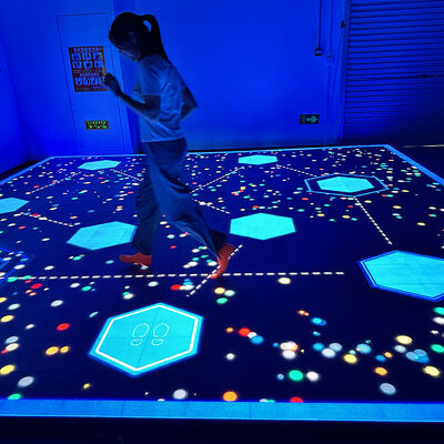 Guter Preis Interaktives LED-Floor-Spiel mit 86-Zoll-Großbildschirm und 6 beliebten Spielen für Hochkapazität kommerzielle Veranstaltungsorte online