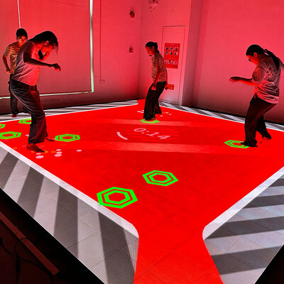 Qualität Aurora Motion Interactive LED-Floor-Spiel mit 75-Zoll-Display und 6 Auswahlspiele für Multiplayer-Team Battle Fabrik