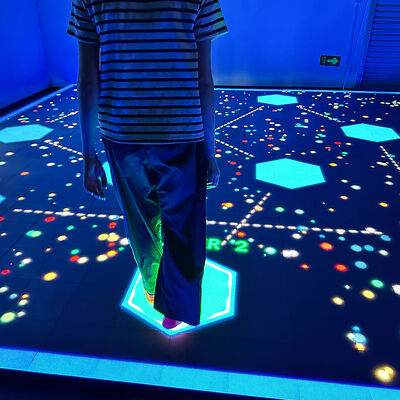 Qualität Interaktiver LED-Boden mit 6m*6m/7m*7m 86-Zoll-Bildschirm, 6 beliebten Spielen und Multiplayer-Unterstützung für 1-6 Spieler Fabrik