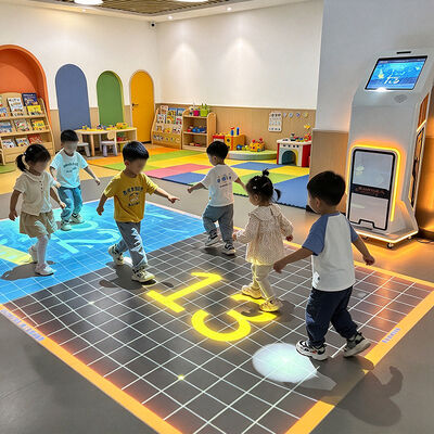 Qualität Bildungsfähiger mobiler interaktiver Bodenprojektor 4100 Lumen All-in-One Bodenprojektions-Spielmaschine für Schulen Fabrik