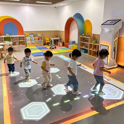 Qualität 4100 Lumen mobiles interaktives Bodenprojektor-Spielgerät mit Rollen, Plug-and-Play, All-in-One Bodenprojektion für Einkaufszentren Fabrik