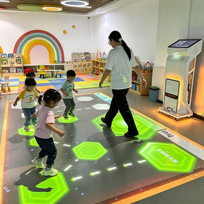 Qualität Radar Sensing Interaktive Fußbodenprojektion Spielmaschine mit Rollrad und 4100 Lumens Mobile Interaktive Fußbodenprojektor Fabrik