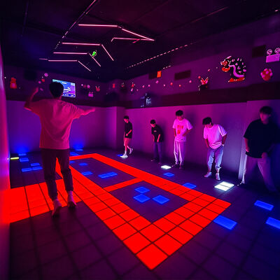 Qualität Interaktiver LED-Boden und LED-Bodenfliesen mit über 280 Spielstufen, modularem Aufbau von 100-900 Fliesen und RGB-Farben für Indoor-Spielplätze Fabrik